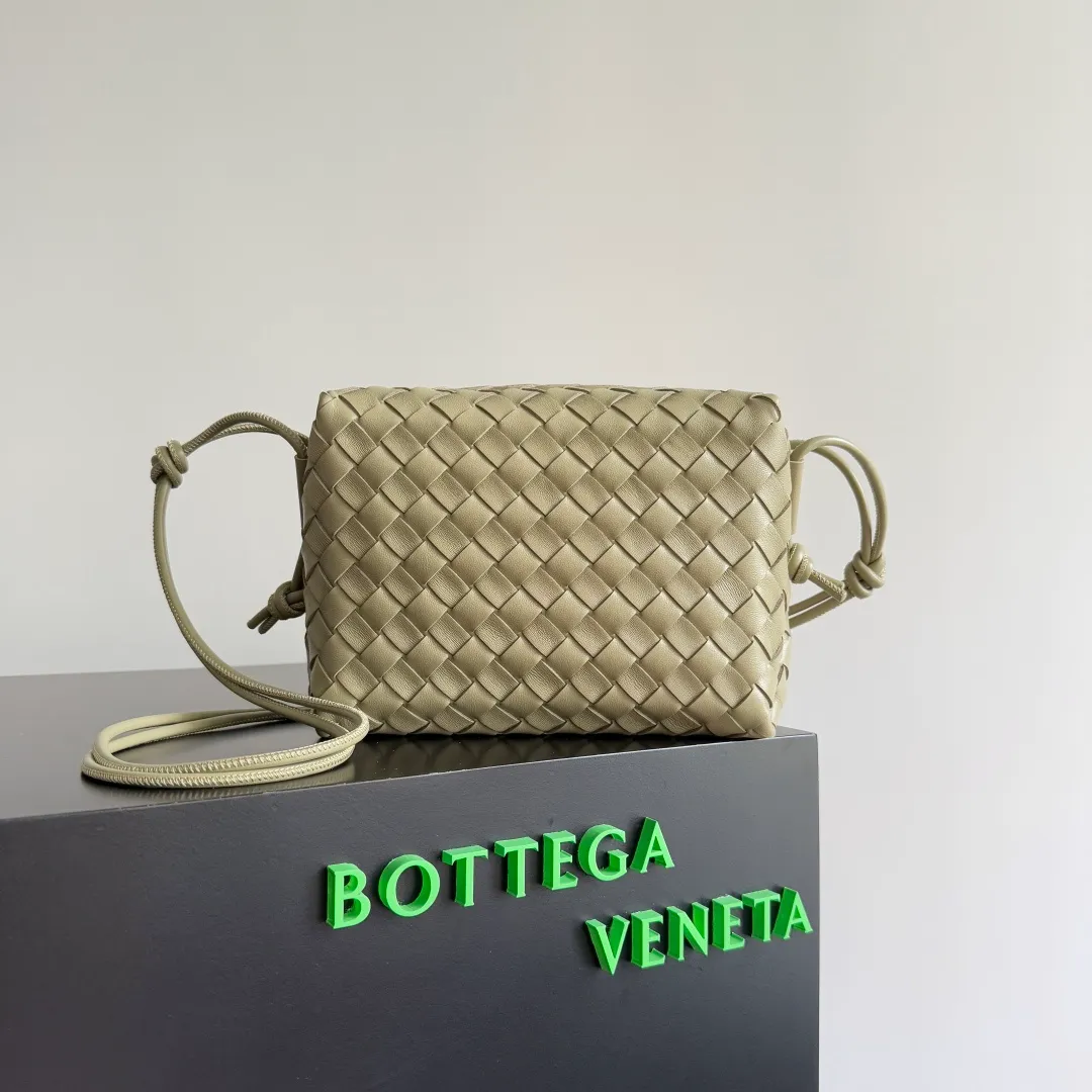 Batch 1260 𝗕𝗼𝘁𝘁𝗲𝗴𝗮 𝗩𝗲𝗻𝗲𝘁𝗮———— The latest version of the loop camera bag💥 at BV’s King of Cost-Effectiveness counter, large woven texture➕As always, ultra-high-quality lambskin, with zippers and adjustable drawstrings, it is especially suitable for the belly💫It can hold anything, and it is very light in weight, suitable for🈴️girls of all ages, size: 22*15*8cm, style number: 680255